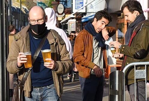 如何获得一品脱的啤酒 啤酒迷们通过预订外卖啤酒的预订排在前列