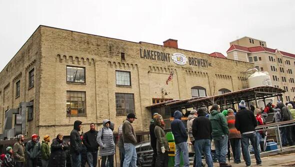 在当前局势期间黑色星期五啤酒的销售仍在进行但年度湖畔啤酒厂聚会被取消