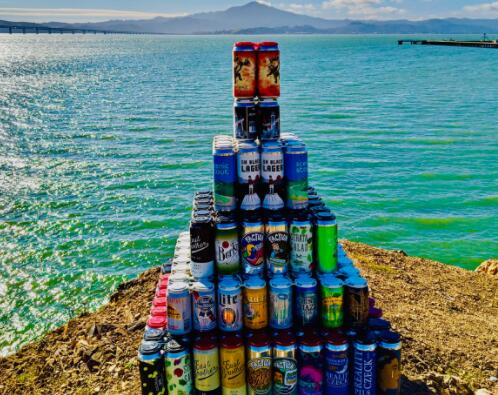 匿名啤酒罐独石创作者建造Beeramid