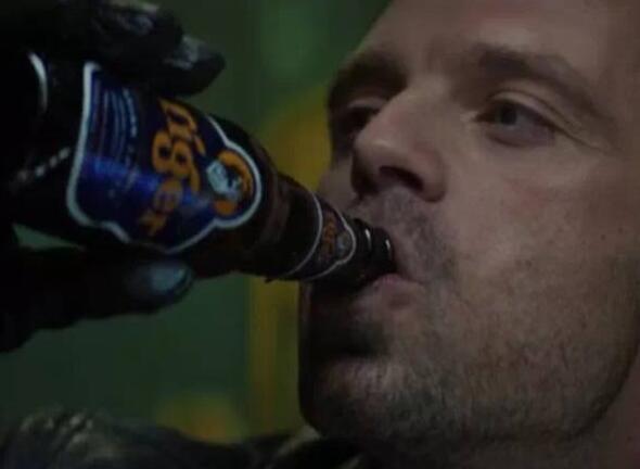 冬季士兵巴基·巴恩斯真的很喜欢在漫威系列中喝老虎啤酒