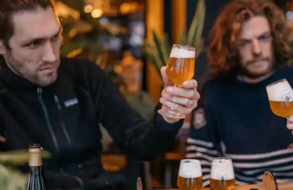 两个来自布鲁塞尔的年轻人介绍本地比利时啤酒的概念