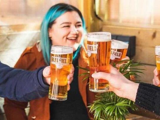 爱丁堡啤酒厂的啤酒花园因当地人追求户外品脱而被超过1000笔预订所淹没
