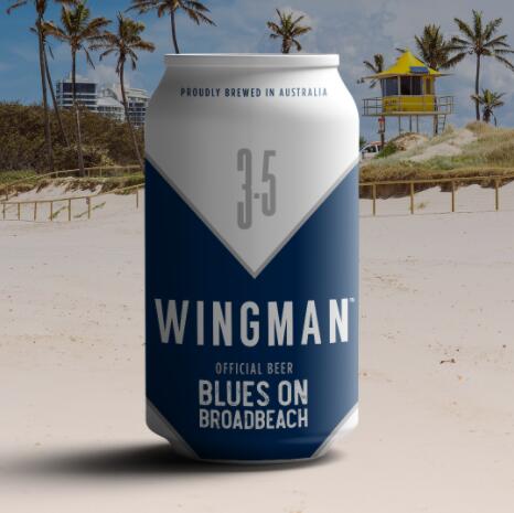 布罗德海滩上的布鲁斯和Wingman联盟一起泡啤酒