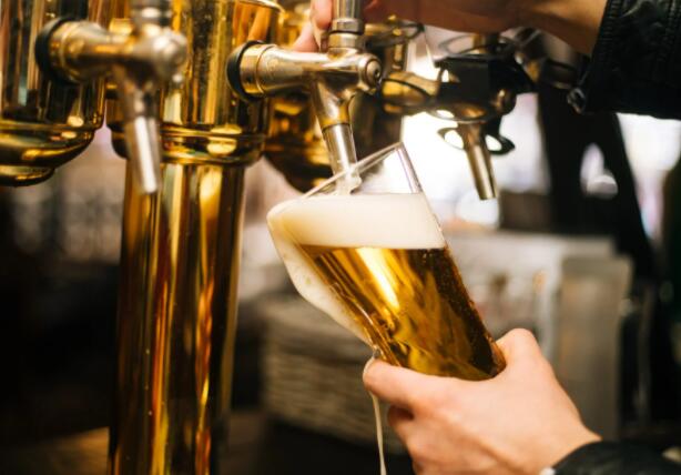 酒馆重新开放后 英国人喝的啤酒比啤酒制造商所能承受的更多