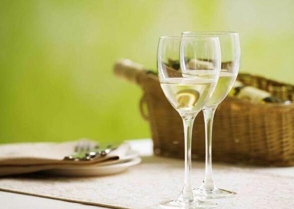 酒知识：白葡萄酒杯和红酒杯的区别，不在于尺寸大小关键在于形状