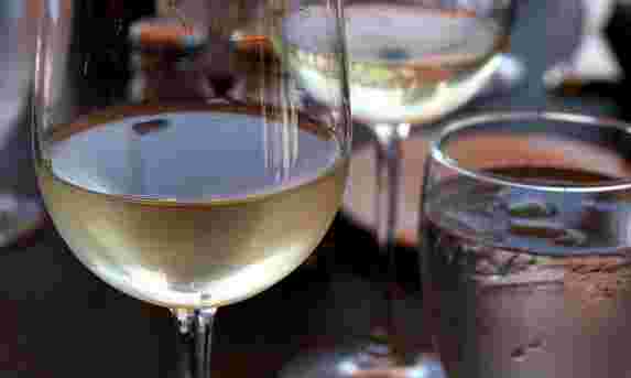 葡萄酒问答：白葡萄酒可以喝雪碧一起喝吗？