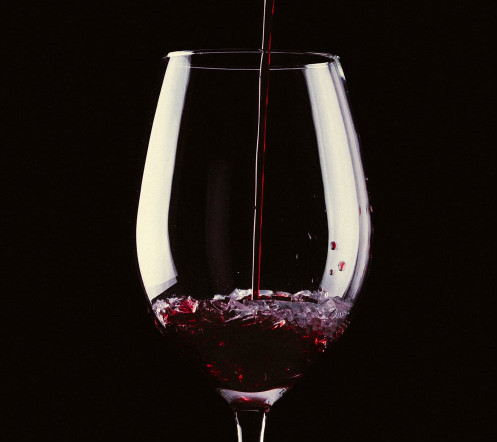 葡萄酒问答：倒红酒的姿势有什么讲究？