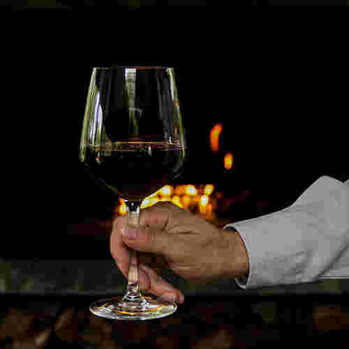 葡萄酒问答：喝红酒的正确举杯方式是什么？