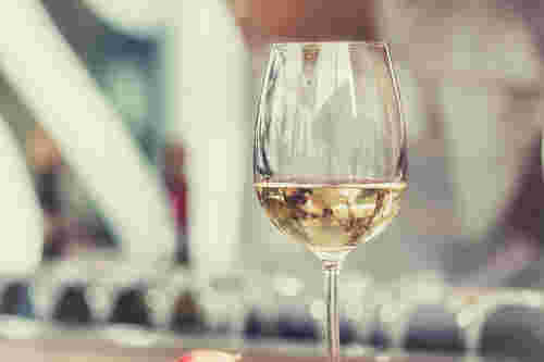 葡萄酒问答：白葡萄酒和干白还是甜白？