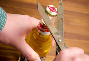 酒知识：啤酒盖怎么开？开啤酒盖的10种便捷方法