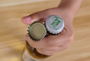 酒知识：怎么空手打开啤酒瓶盖？这几个技巧可以学一下