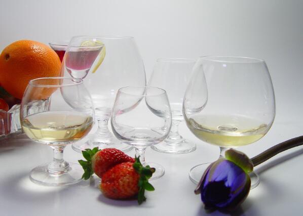 酒知识：白兰地杯的类型及拿法，不同的选择会影响酒液的口感和气味