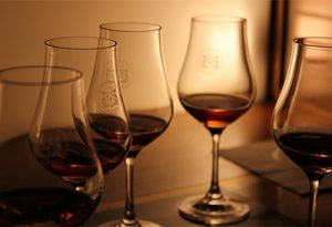 酒知识：白兰地酒杯的两种类型及其区别