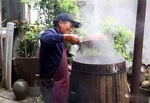 酒知识：自酿白酒为什么会出现异味？怎样去异味？