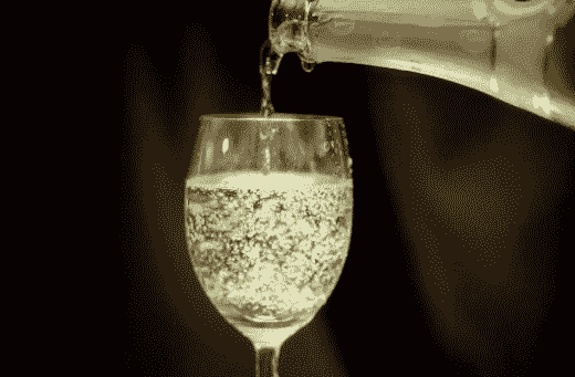 酒知识：香槟酒是葡萄酒吗，是多种功效的起泡白葡萄酒