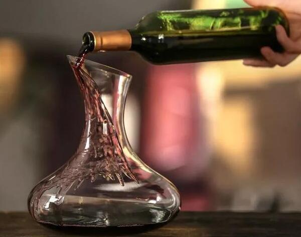 酒知识：红酒为什么要醒酒，能除去杂质软化单宁提升葡萄酒口感