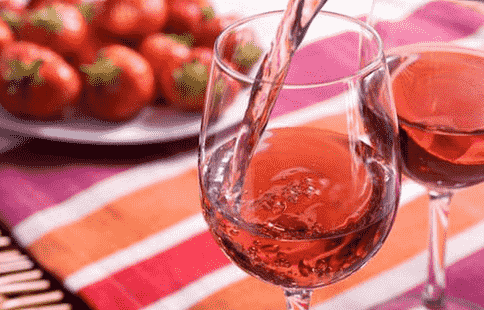 酒知识：桃红葡萄酒怎么喝，冰镇能够激发桃红葡萄酒的清爽口感