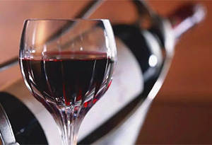 酒知识：红葡萄酒中的收敛感是什么意思？