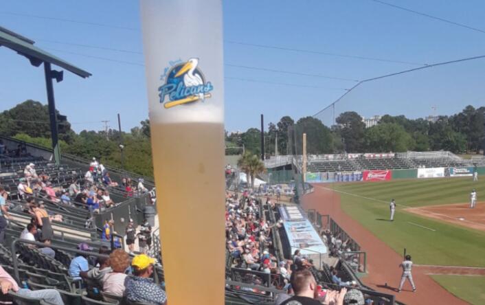 默特尔比奇鹈鹕队在比赛中出售啤酒蝙蝠 而棒球迷们则热恋不已