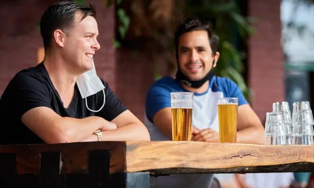 税收减免使澳大利亚的啤酒和烈酒生产商欢呼雀跃 但这对瓶装商店意味着什么呢
