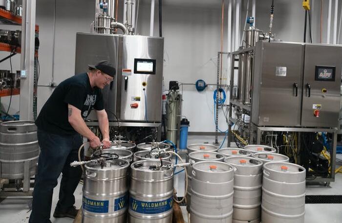 扩大圣保罗公司的机器从啤酒中去除酒精 然后制作硬苏打水