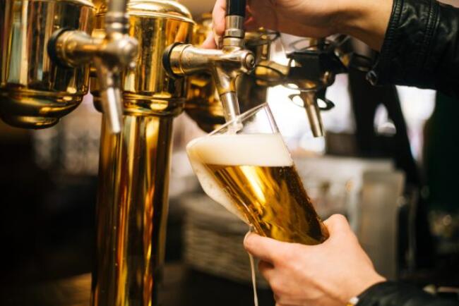 马来西亚贸易商恳求政府在啤酒短缺的情况下重新开放啤酒厂