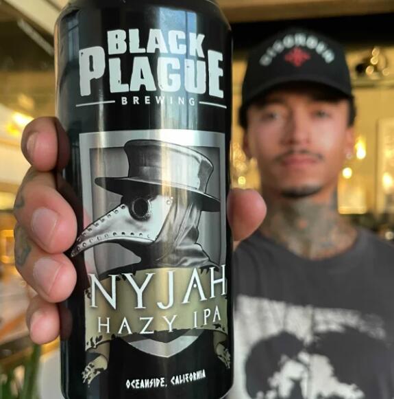 职业滑板手Nyjah Huston用Oceanside的Black Plague Brewing酿造精酿啤酒