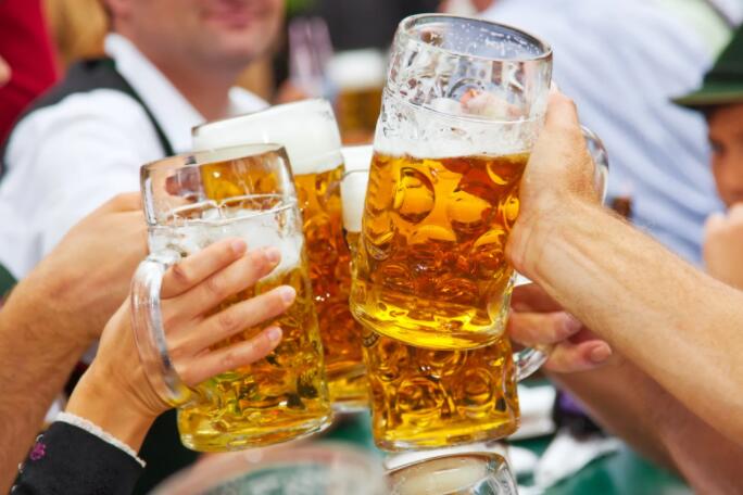庆祝在密苏里州中部的啤酒节与当地制造的啤酒与德国菜和更多