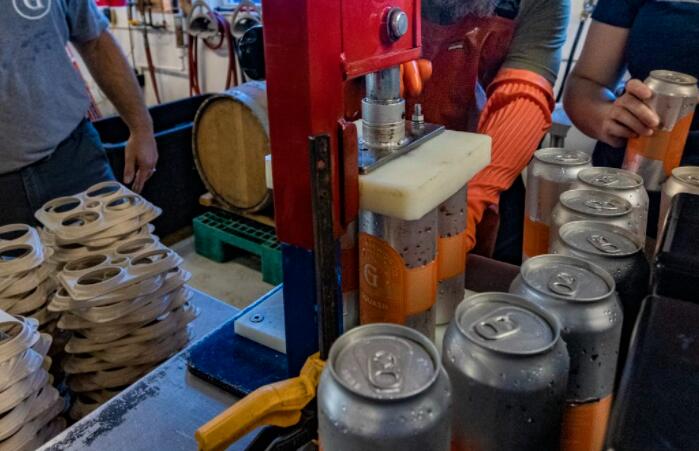 精酿啤酒有塑料问题 一些当地啤酒厂正在寻找解决方案