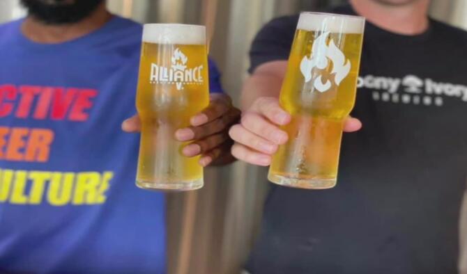 乌木和象牙酿造集带来多样性 诺克斯维尔的精酿啤酒的场景