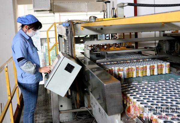 啤酒头条：珠江啤酒易拉罐生产线顺畅运行，复产与防疫两不误