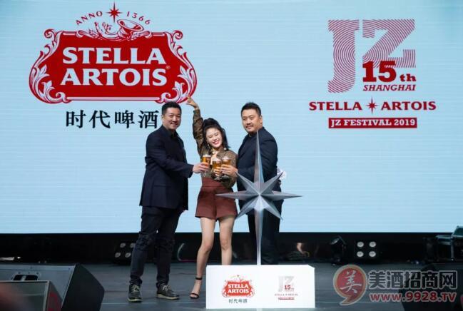 百威中国区超高端事业部副总裁李哲林先生(左)，袁娅维小姐(中)与JZ Music创始人兼CEO任宇清先生(右)共同举杯庆祝