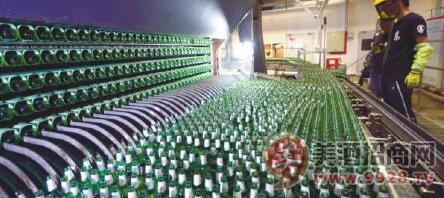 原浆啤酒：南昌亚洲啤酒有限公司生产车间一片繁忙，生产红火