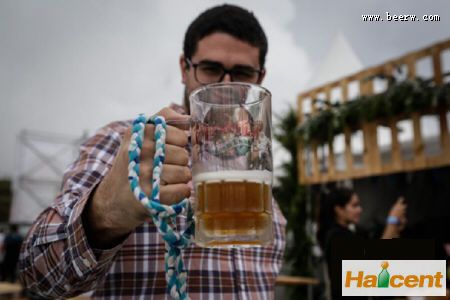 灌装啤酒：委内瑞拉“德国小镇”举行啤酒节