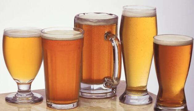 如何举办啤酒品尝之夜包括选择合适的玻璃器皿